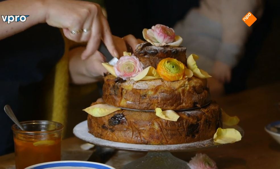 Yvette van Boven maakt een broodpuddingtaart van oud brood