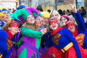 vrouwen vieren carnaval