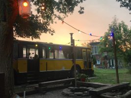 kamperen in oude schoolbus