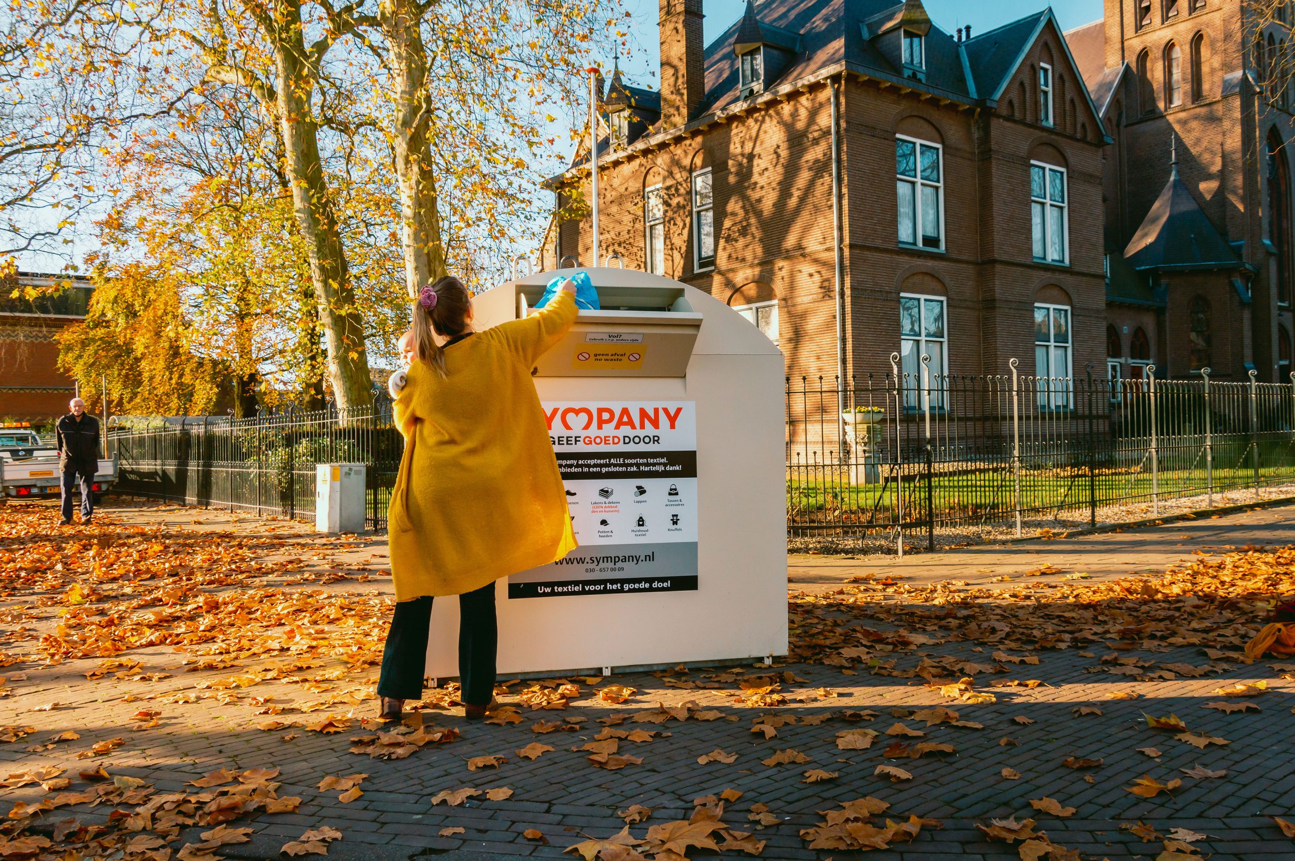 vrouw bij inzamelbak van Sympany