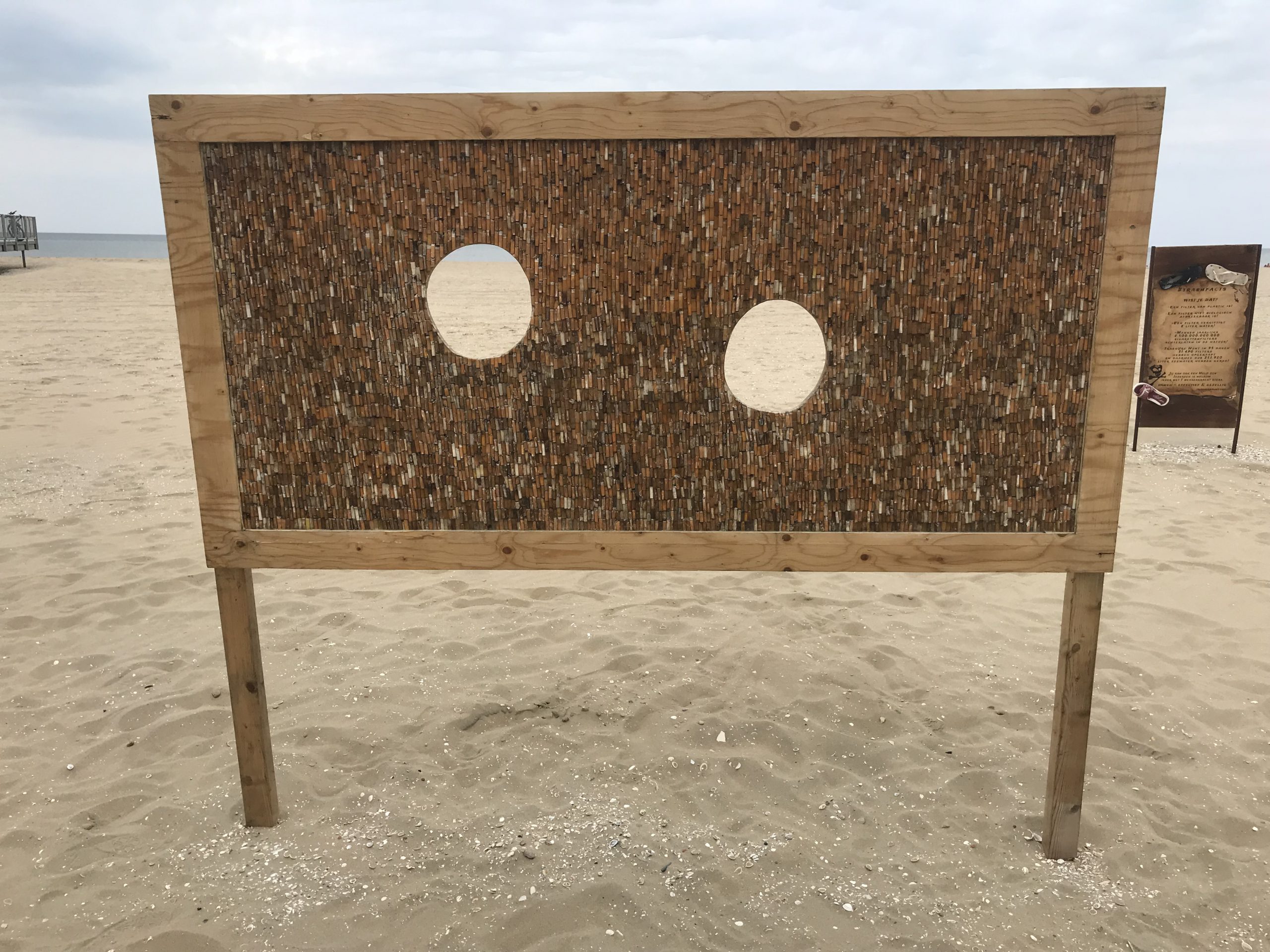 kunstwerk van peuken op het strand