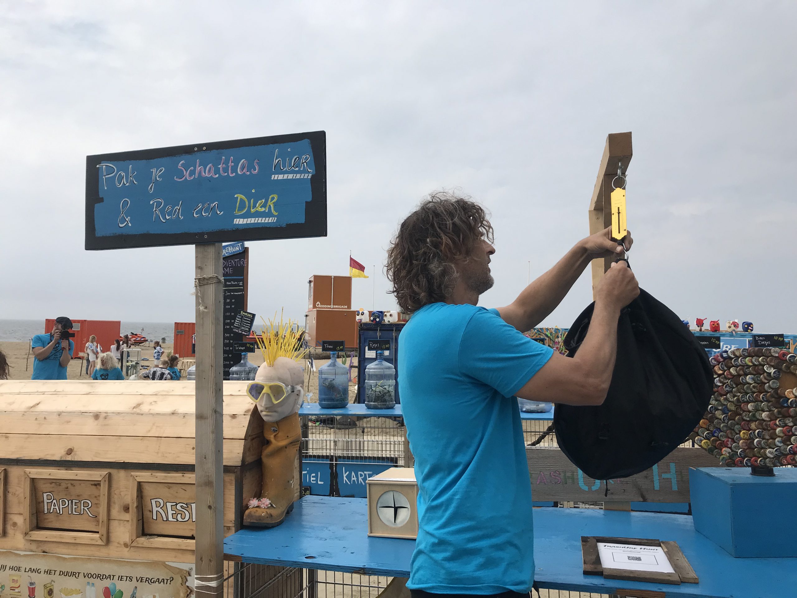 Ralph Groenheijde weegt afval op strand