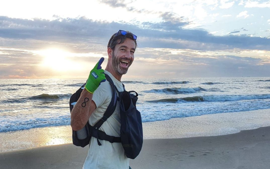 beach clean up op strand
