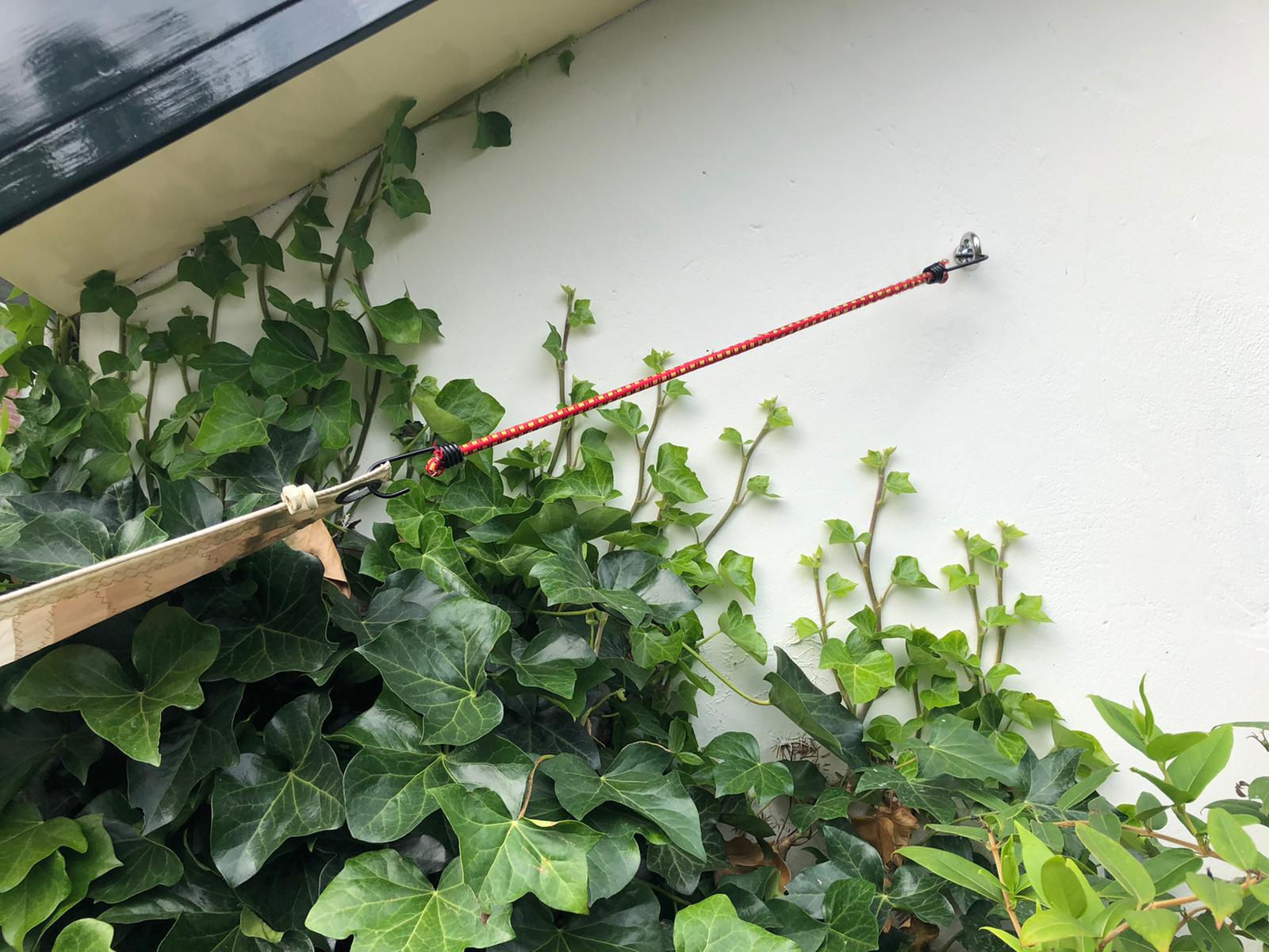 schaduwdoek hangt vast aan muur