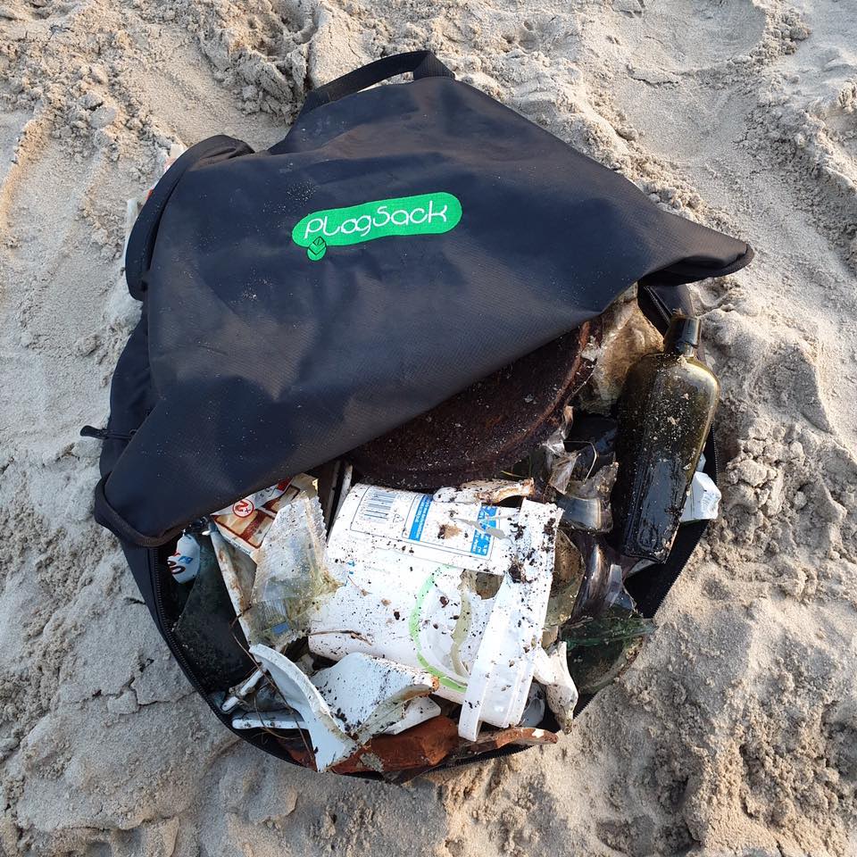 tas met zwerfafval op het strand