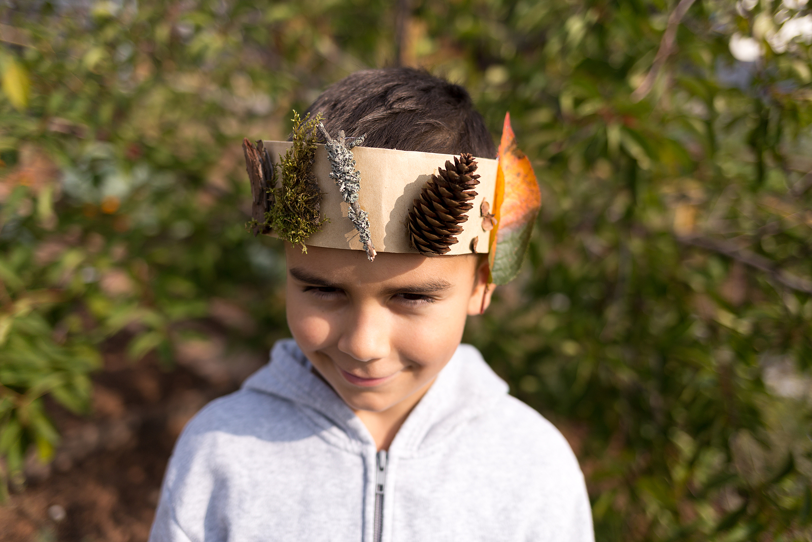 jongen met herfst kroon gemaakt van bladeren