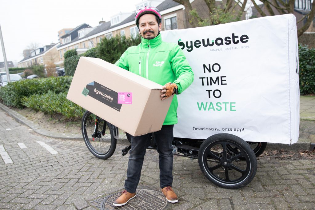 man met doos bij bakfiets