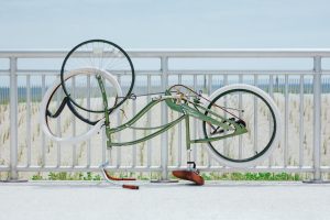 kapotte fiets bij strand