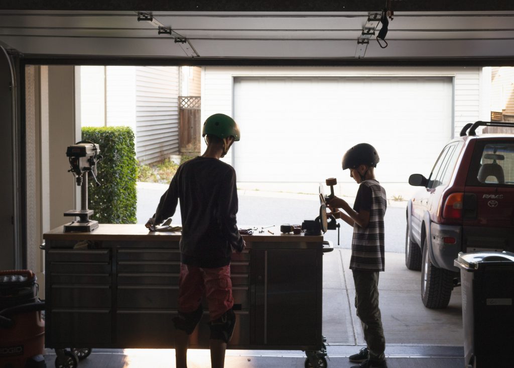 twee kinderen repareren in garage
