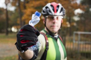 stef hoitink met plastic flesje in zijn hand