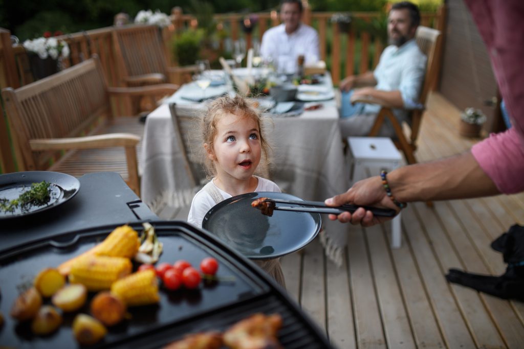kind bij barbecue